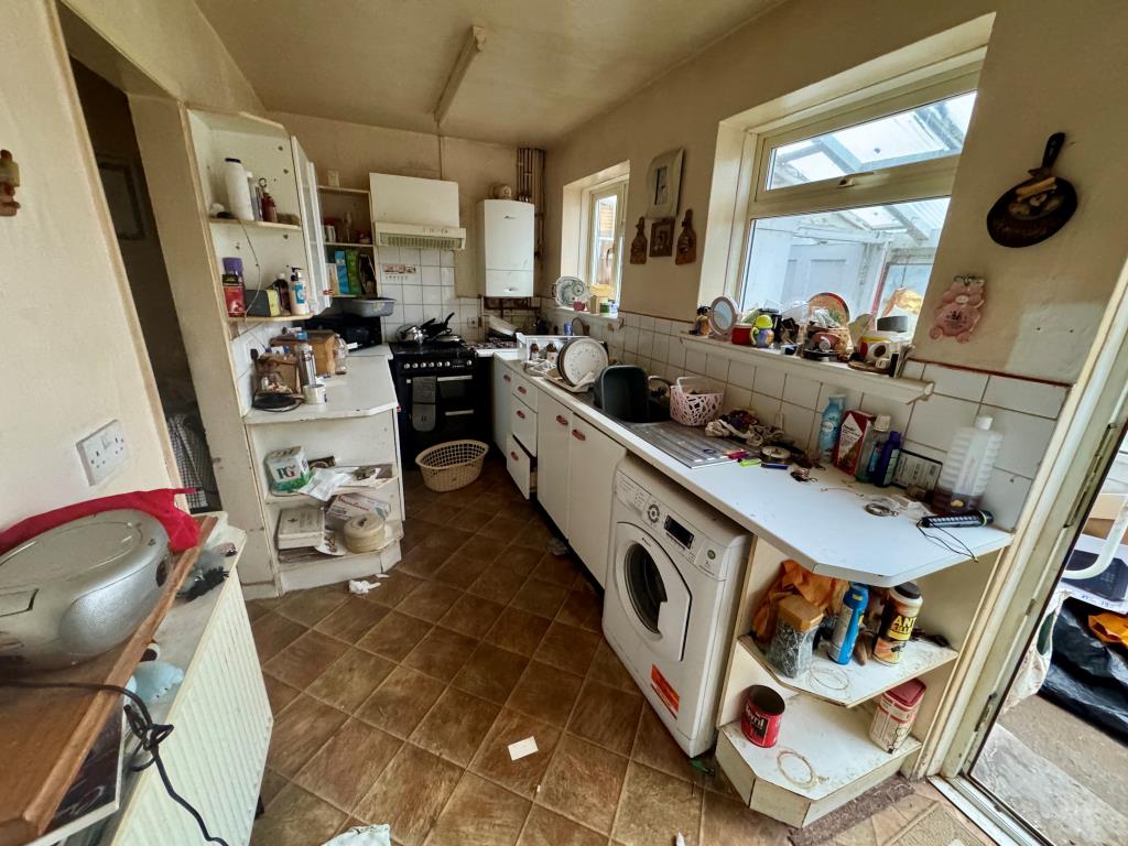 Lot: 81 - THREE-BEDROOM SEMI-DETACHED FOR IMPROVEMENT - Kitchen